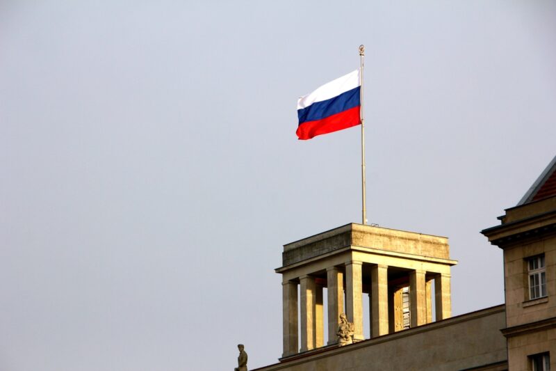 Флаг России на здании российского Посольства в Германии
