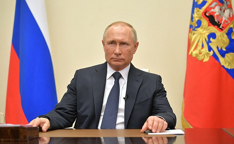 Президент В.Путин на фоне флага России
