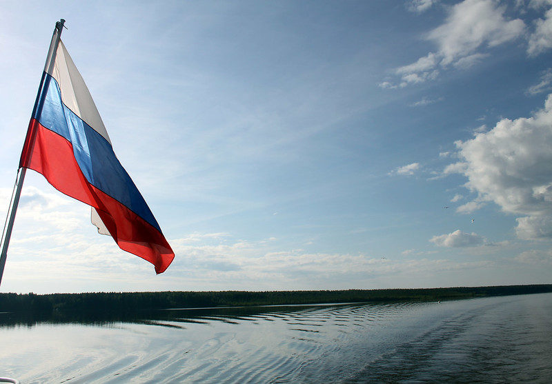Современный флаг России