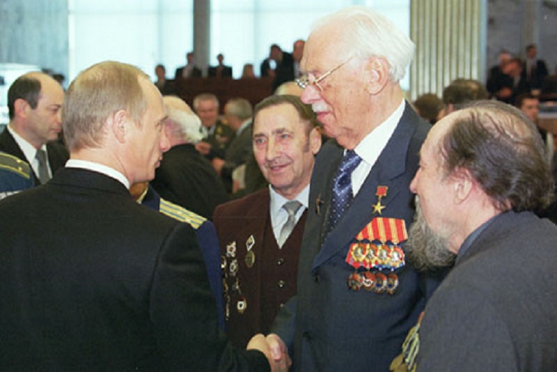 Владимир Путин и Сергей Михалков, который написал стихи песни для гимна России