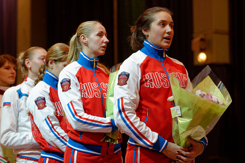 Женская сборная на чемпионате мира по фехтования поет гимн России