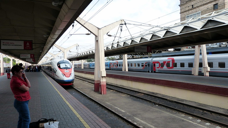 Скоростной поезд Сапсан прибывает на Ленинградский вокзал в Москве