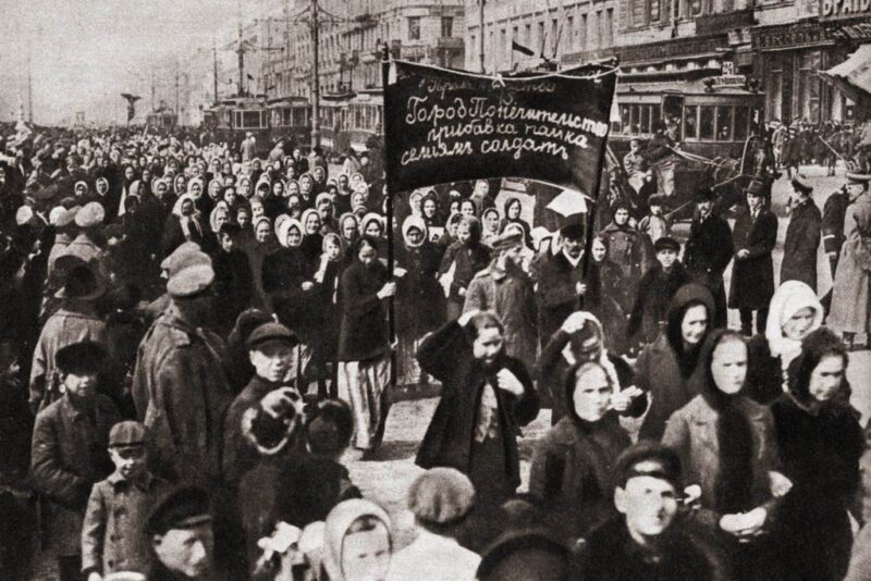 Женская манифестация на улицах Петрограда 23 февраля (8 марта) 1917 года