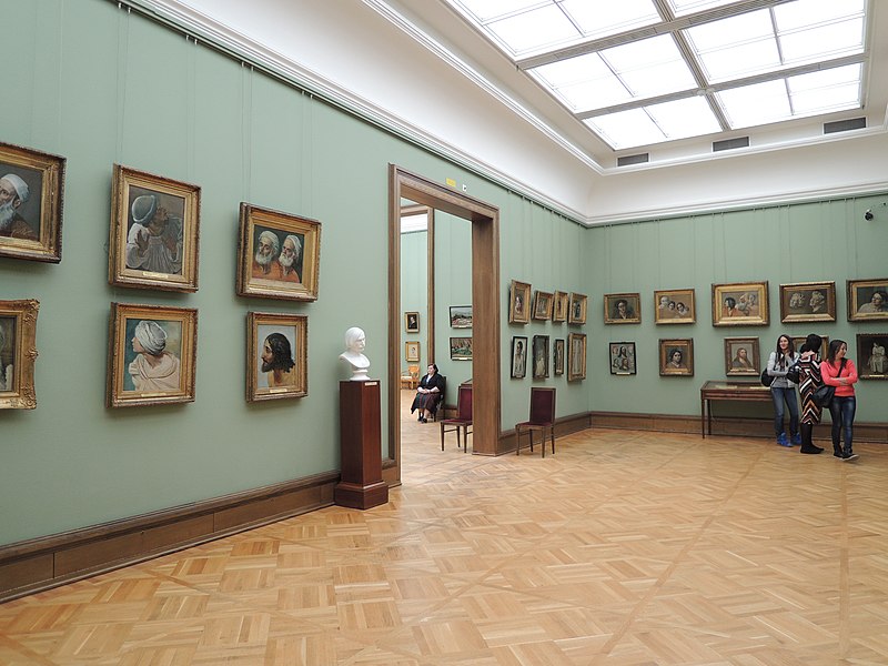 Зал с картинами в Третьяковской галерее