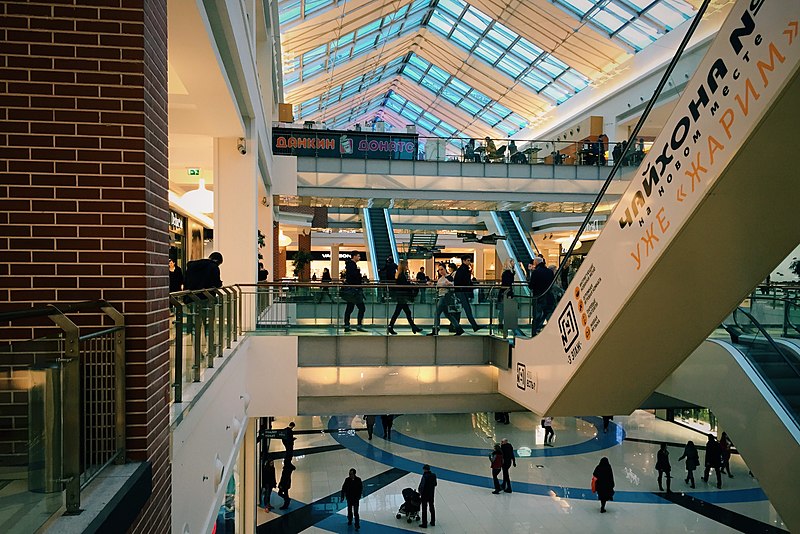 Покупатели в торговом центре Метрополис в Москве